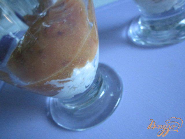Фото приготовление рецепта: Десерт со взбитыми сливками и персиками шаг №7