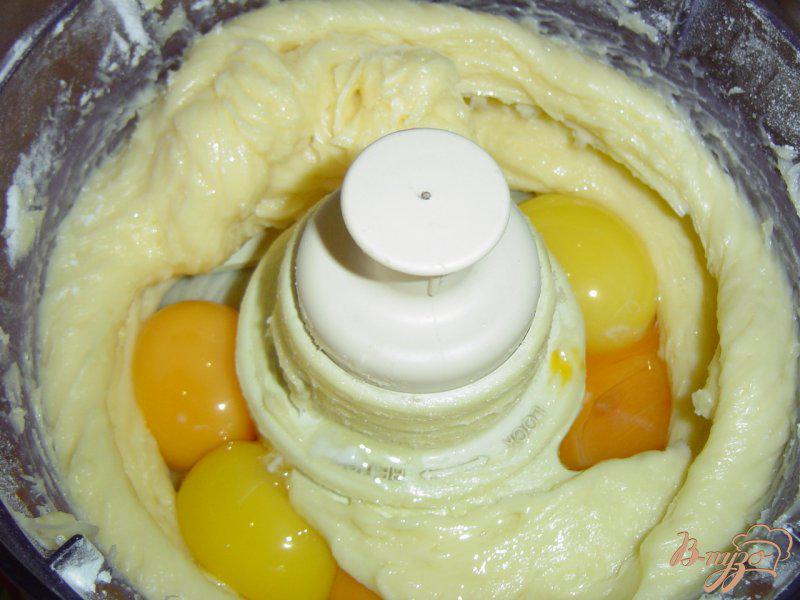 Фото приготовление рецепта: Бисквитный пирог с медом и абрикосами шаг №1