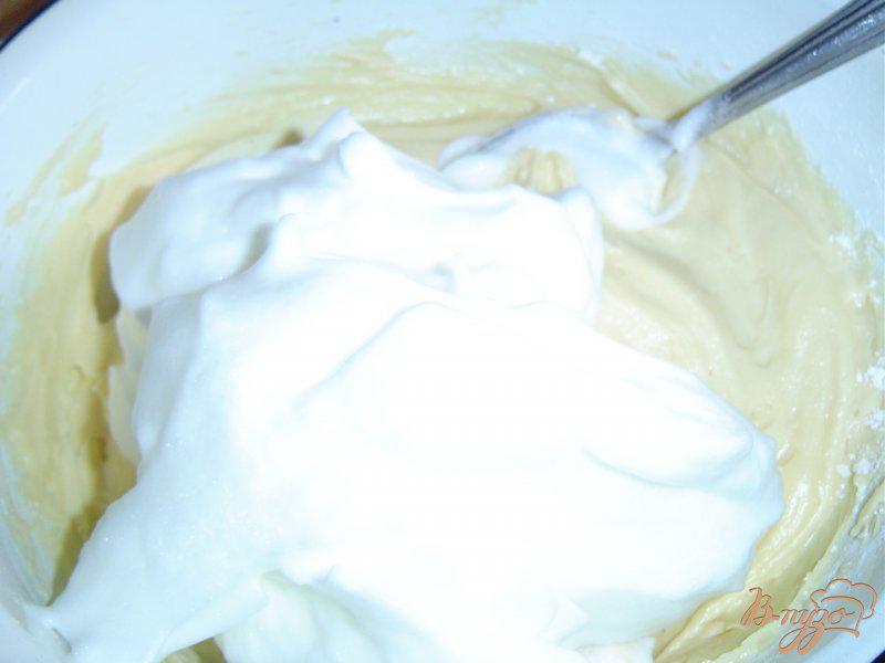 Фото приготовление рецепта: Бисквитный пирог с медом и абрикосами шаг №3