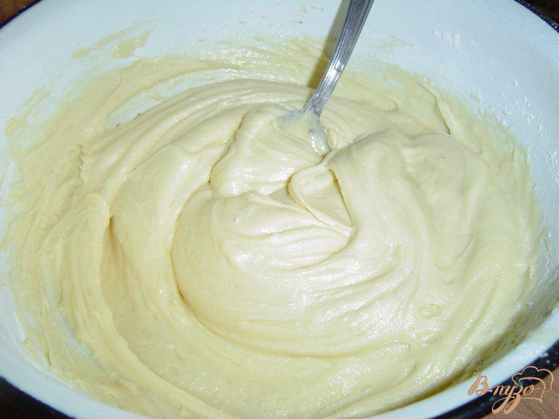 Фото приготовление рецепта: Бисквитный пирог с медом и абрикосами шаг №2