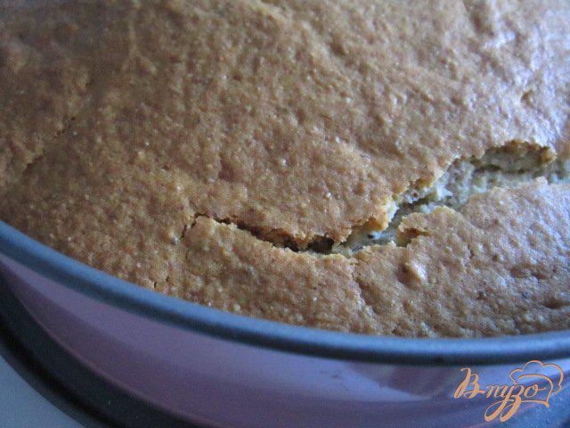 Фото приготовление рецепта: Миндальный пирог с персиками шаг №7