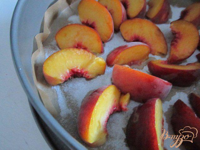 Фото приготовление рецепта: Миндальный пирог с персиками шаг №5