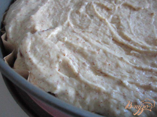 Фото приготовление рецепта: Миндальный пирог с персиками шаг №6
