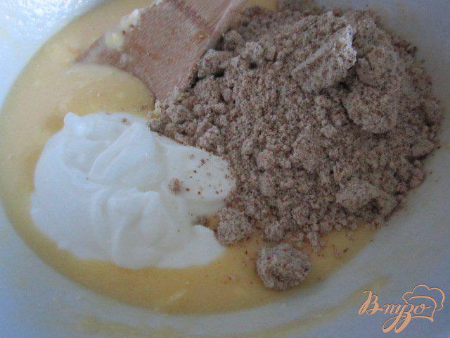 Фото приготовление рецепта: Миндальный пирог с персиками шаг №3