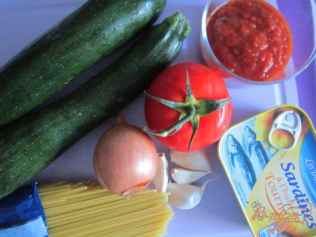 Фото приготовление рецепта: Спагетти с соусом из цукини и сардин шаг №1