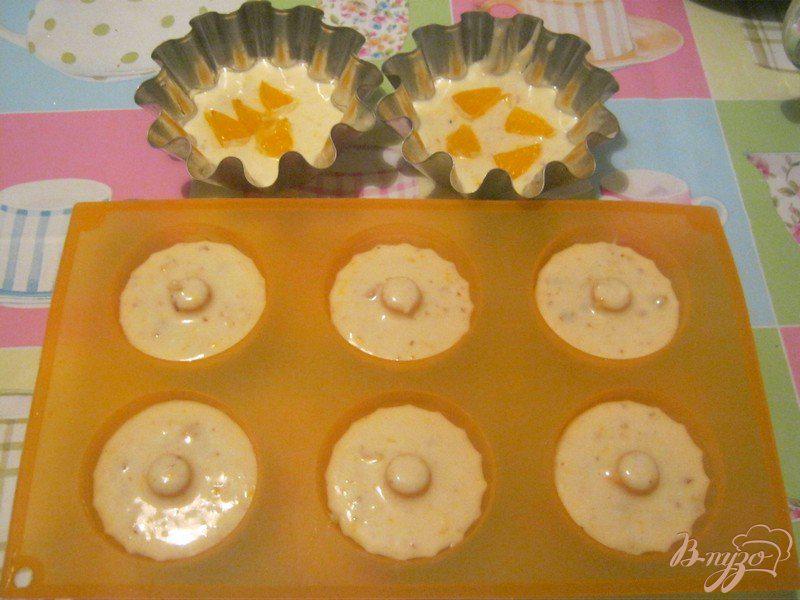 Фото приготовление рецепта: Апельсиновые кексы на кефире шаг №5
