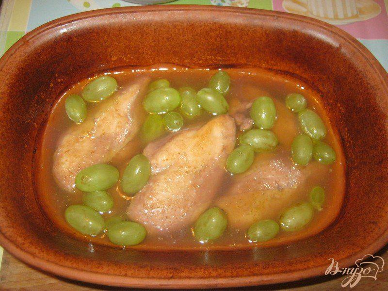 Фото приготовление рецепта: Куриное филе в виноградном соусе шаг №4