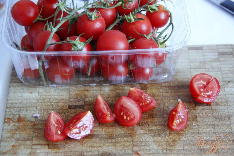 Фото приготовление рецепта: Итальянский салат с тунцом и помидорами шаг №5