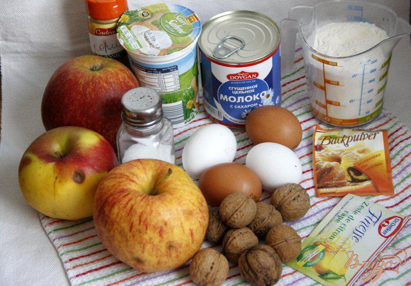 Фото приготовление рецепта: Шарлотка с яблоками и орехами на сгущённом молоке шаг №1