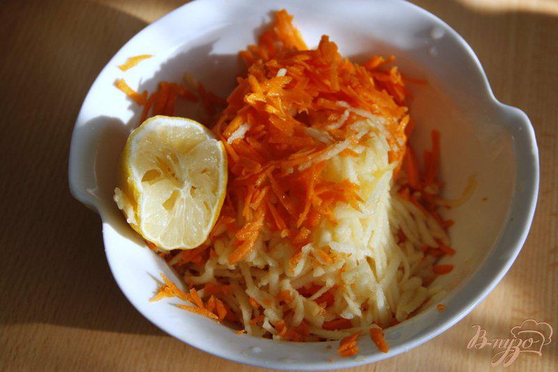 Фото приготовление рецепта: Морковный салат с яблоками, сухофруктами и овсяными хлопьями шаг №4