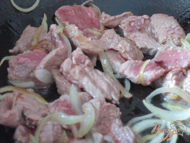 Фото приготовление рецепта: Салат с говядиной и зеленой фасолью шаг №2