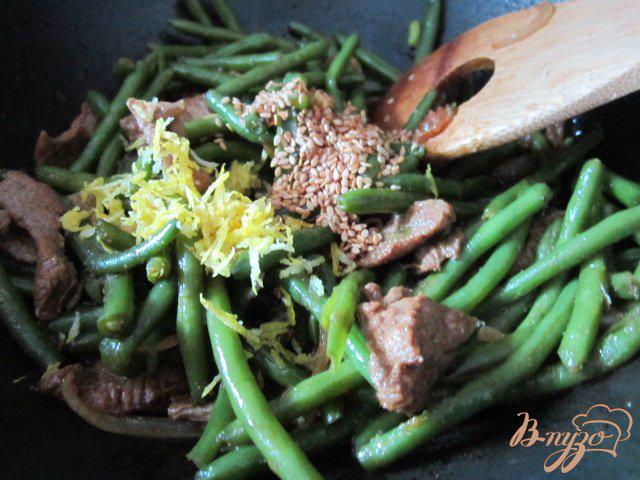 Фото приготовление рецепта: Салат с говядиной и зеленой фасолью шаг №4