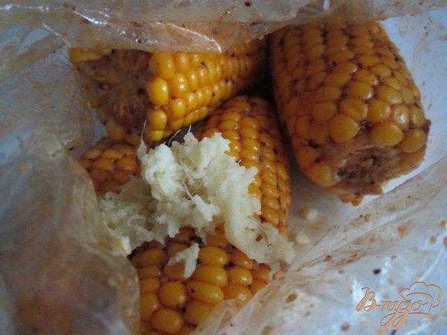 Фото приготовление рецепта: Пикантная кукуруза с имбирем и сыром шаг №3
