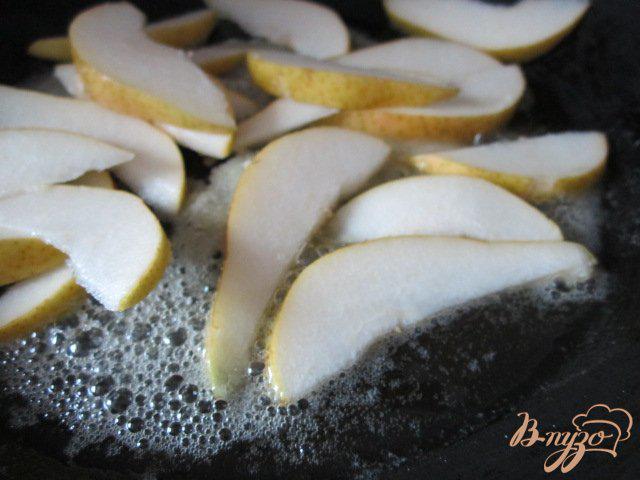 Фото приготовление рецепта: Тосты с карамелизированными грушами и шоколадом шаг №5