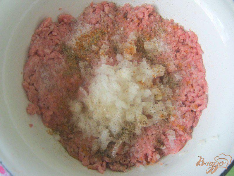 Фото приготовление рецепта: «Колбаски» из фарша в соусе шаг №2