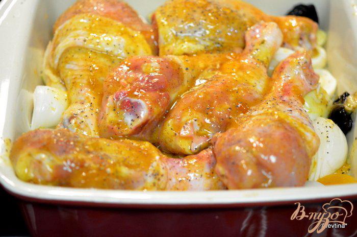 Фото приготовление рецепта: Курица с сухофруктами шаг №2