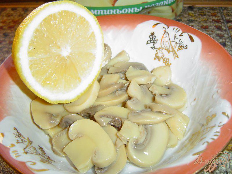 Фото приготовление рецепта: Грибной салат с креветками и сельдереем шаг №1