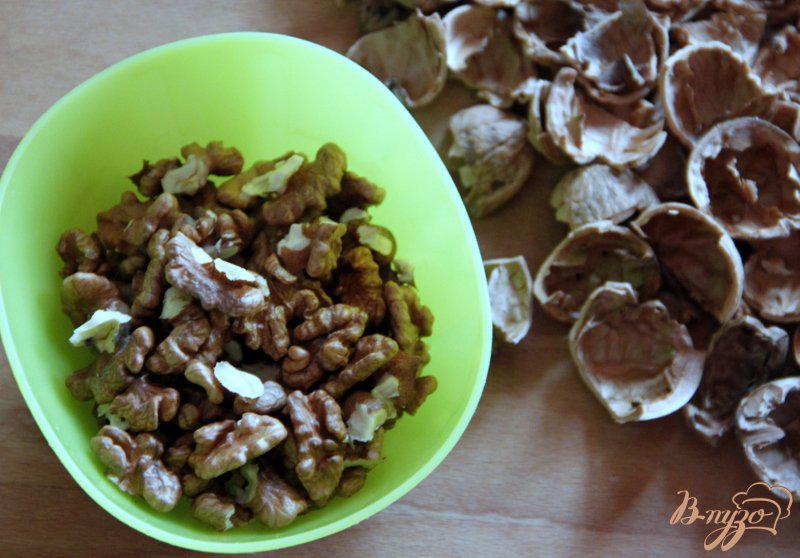 Фото приготовление рецепта: Салат из белой фасоли, лука и орехов шаг №2