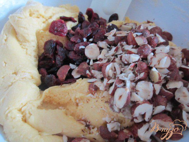 Фото приготовление рецепта: Бискотти с лесным орехом и сушеной клюквой шаг №4