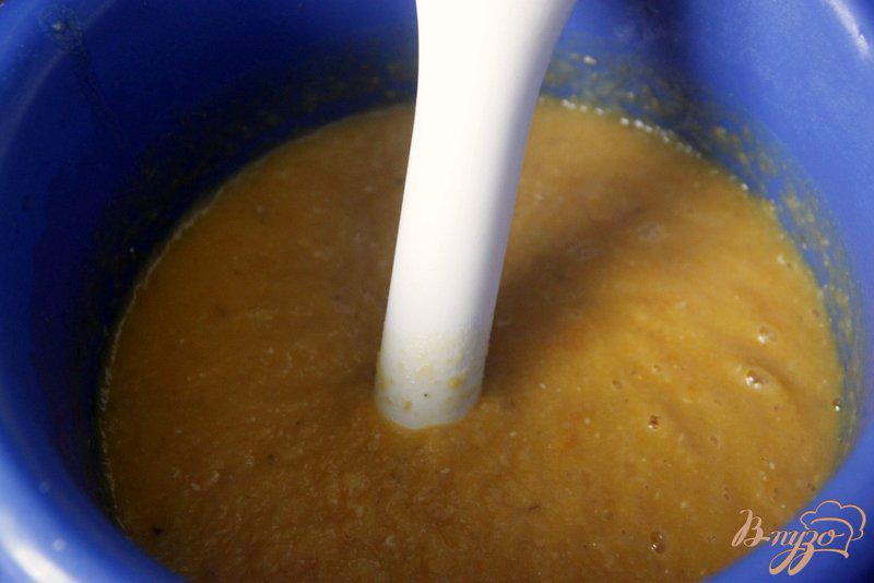 Фото приготовление рецепта: Суп пюре из тыквы и красной чечевицы шаг №6