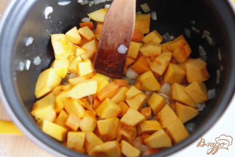 Фото приготовление рецепта: Суп пюре из тыквы и красной чечевицы шаг №3