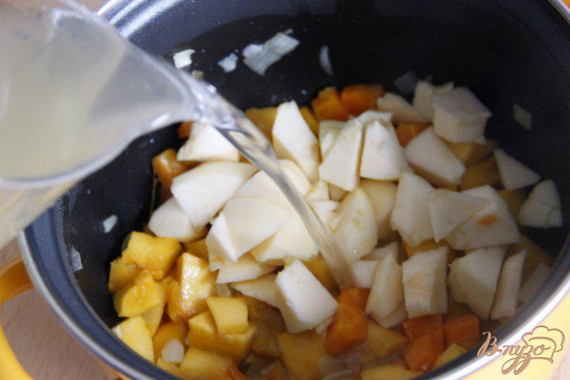 Фото приготовление рецепта: Суп пюре из тыквы и красной чечевицы шаг №4