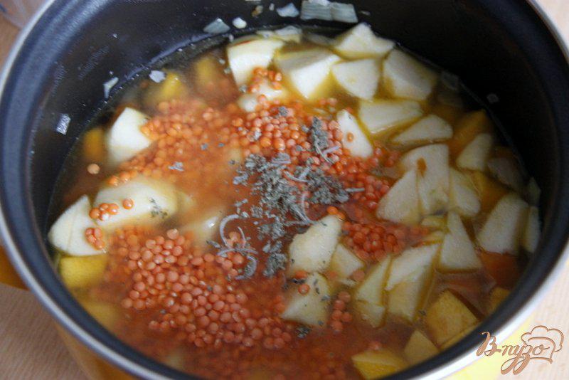 Фото приготовление рецепта: Суп пюре из тыквы и красной чечевицы шаг №5