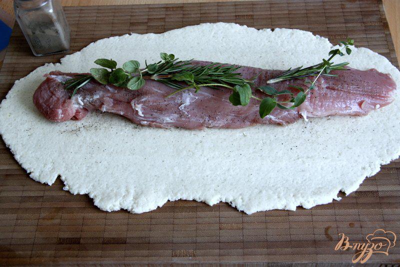 Фото приготовление рецепта: Свиное филе, запечённое в солёной хлебной корочке шаг №3