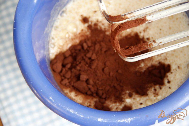 Фото приготовление рецепта: Шоколадная шарлотка с грушей шаг №3