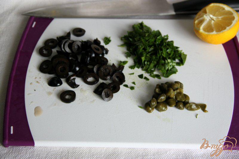 Фото приготовление рецепта: Шницели из индейки под соусом из каперсов маслин и петрушки шаг №4