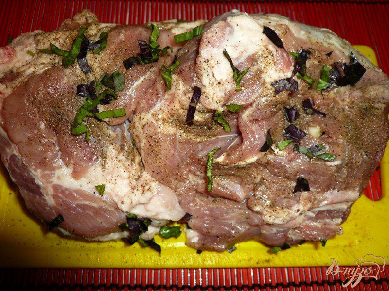 Фото приготовление рецепта: Свиная лопатка запеченная в фольге шаг №2