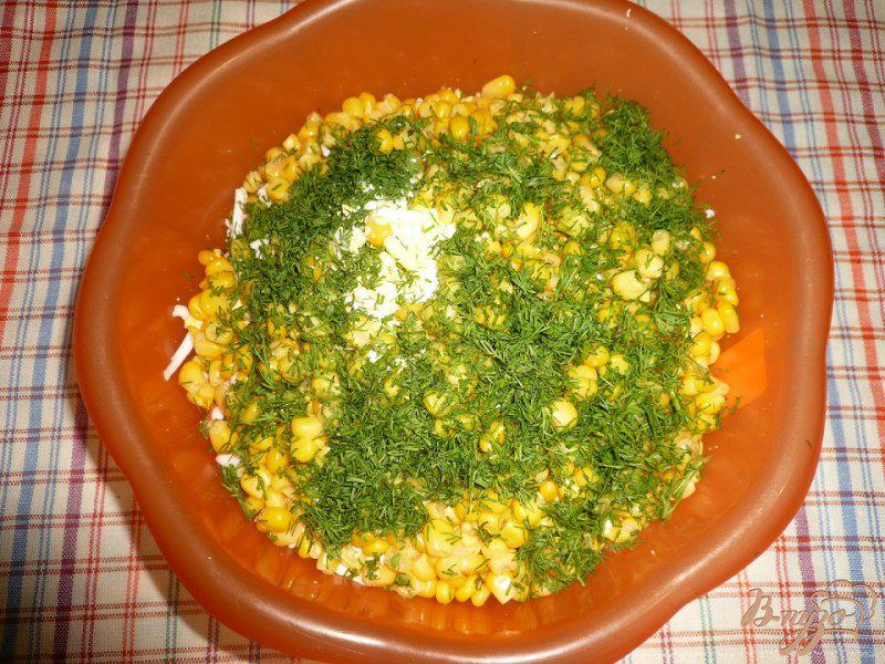 Фото приготовление рецепта: Салат сытный с крабовым мясом и красной икрой шаг №5