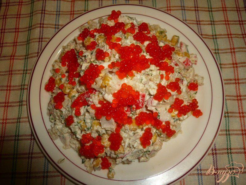Фото приготовление рецепта: Салат сытный с крабовым мясом и красной икрой шаг №7