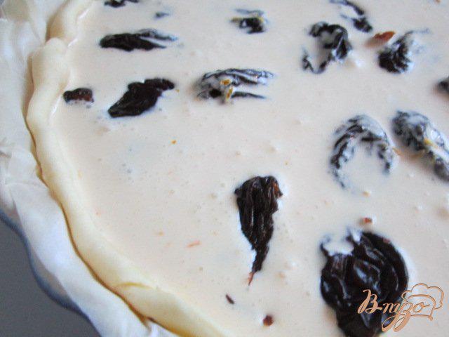 Фото приготовление рецепта: Открытый пирог с черносливом и миндалем шаг №5