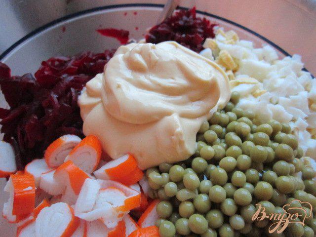 Фото приготовление рецепта: Свекольный салат с крабовыми палочками шаг №3