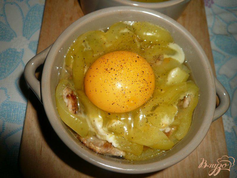 Фото приготовление рецепта: Свинина с болгарским перцем запеченная в горшочках шаг №6