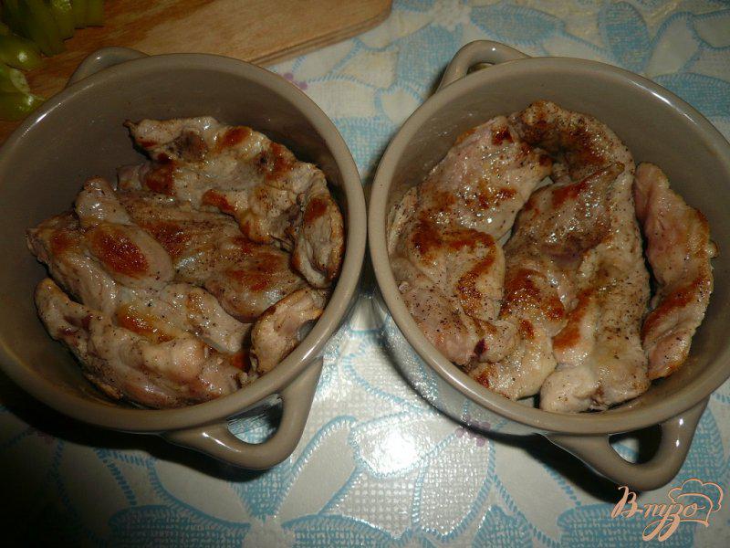 Фото приготовление рецепта: Свинина с болгарским перцем запеченная в горшочках шаг №3