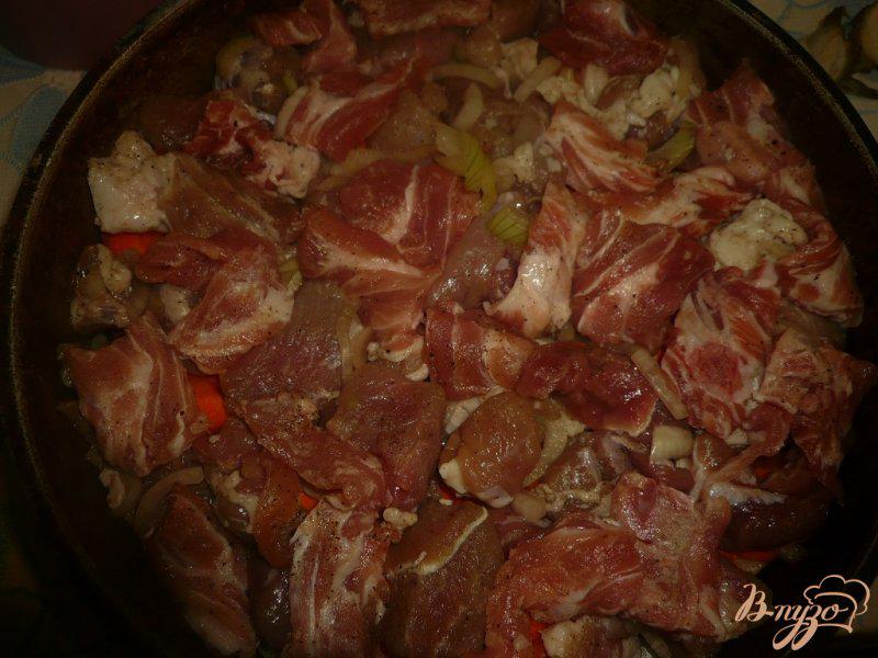 Фото приготовление рецепта: Картофель с мясом в духовке шаг №4