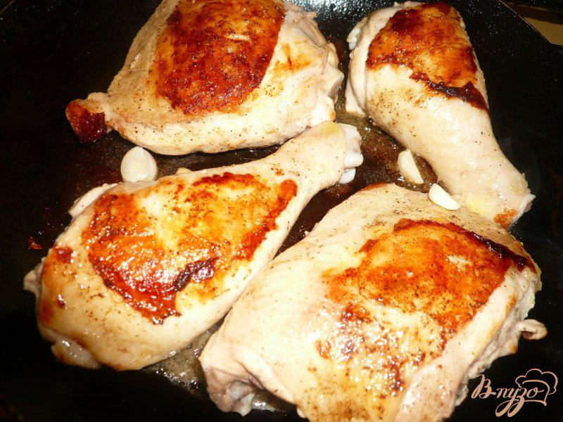 Фото приготовление рецепта: Куриные окорочка тушеные в молоке шаг №2
