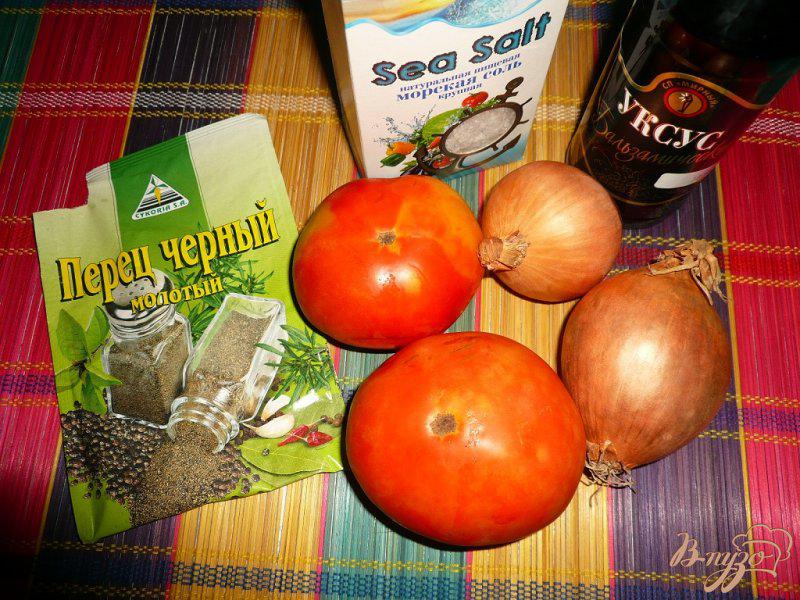 Фото приготовление рецепта: Помидорно-луковый салат шаг №1