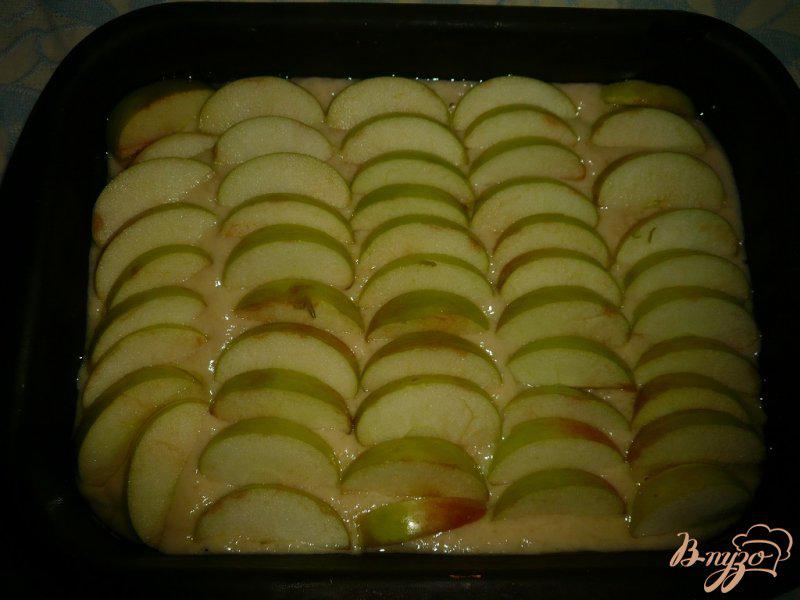 Фото приготовление рецепта: Пышный яблочный пирог шаг №5