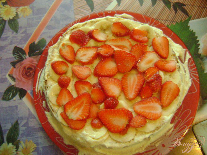 Фото приготовление рецепта: Бисквитный торт с бананами и клубникой шаг №9