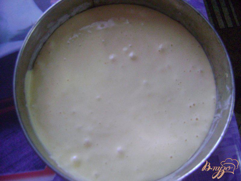 Фото приготовление рецепта: Бисквитный торт с бананами и клубникой шаг №6