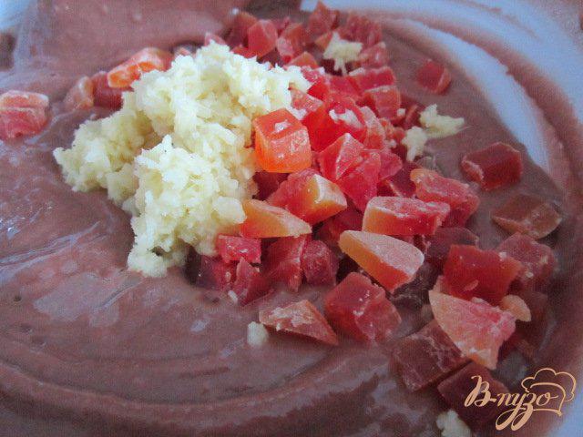 Фото приготовление рецепта: Шоколадный кекс с имбирем и цукатами папайи шаг №5