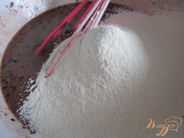 Фото приготовление рецепта: Шоколадный кекс с имбирем и цукатами папайи шаг №3