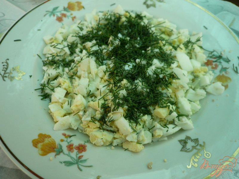 Фото приготовление рецепта: Лёгкий салат из печени трески шаг №5