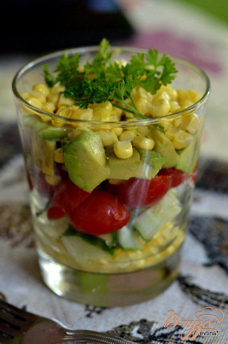 Фото приготовление рецепта: Салат с авокадо и с овощами шаг №3