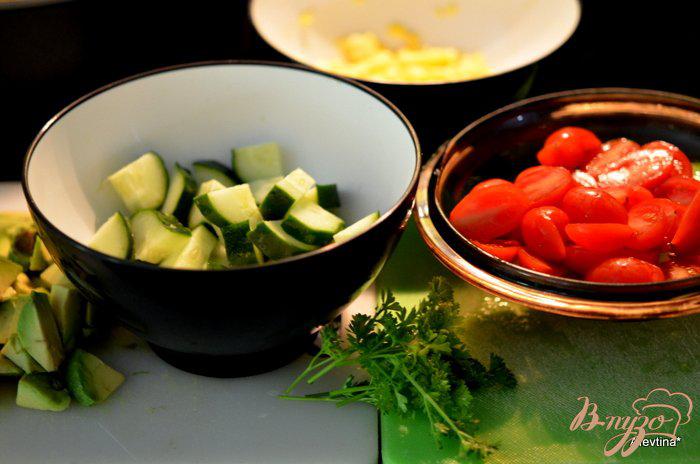 Фото приготовление рецепта: Салат с авокадо и с овощами шаг №2