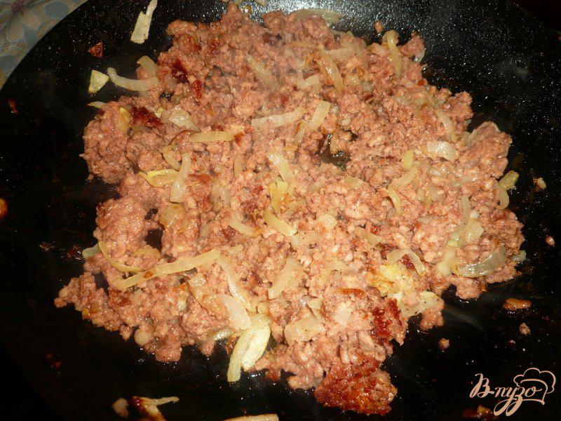 Фото приготовление рецепта: Спагетти с мясным соусом шаг №4