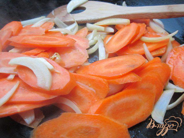 Фото приготовление рецепта: Куриные грудки с морковью в вишневом соке шаг №2